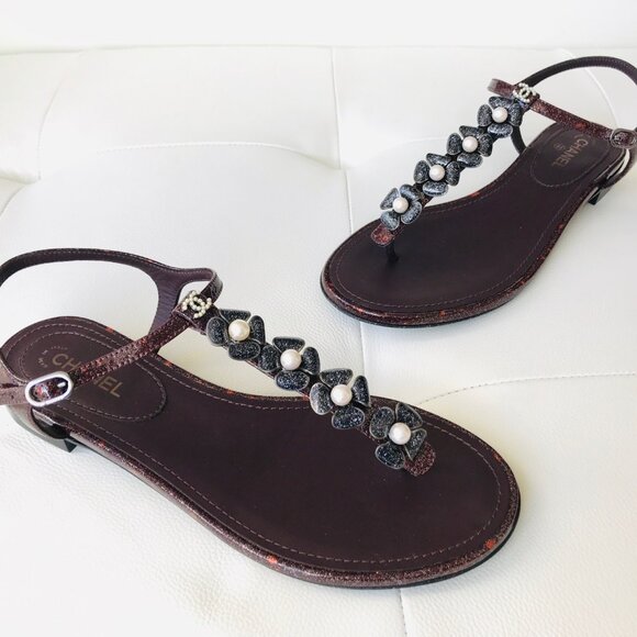 CHANEL BURGUNDY PATENT LEATHER SPARKLE CAMELLIA PEARL CC LOGO THONG SANDALS 36 - Picture 13 of 14